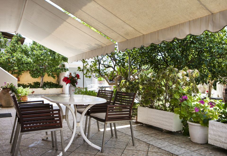 Hotel Tzivras Villa & Apartments, Exterior, Garden