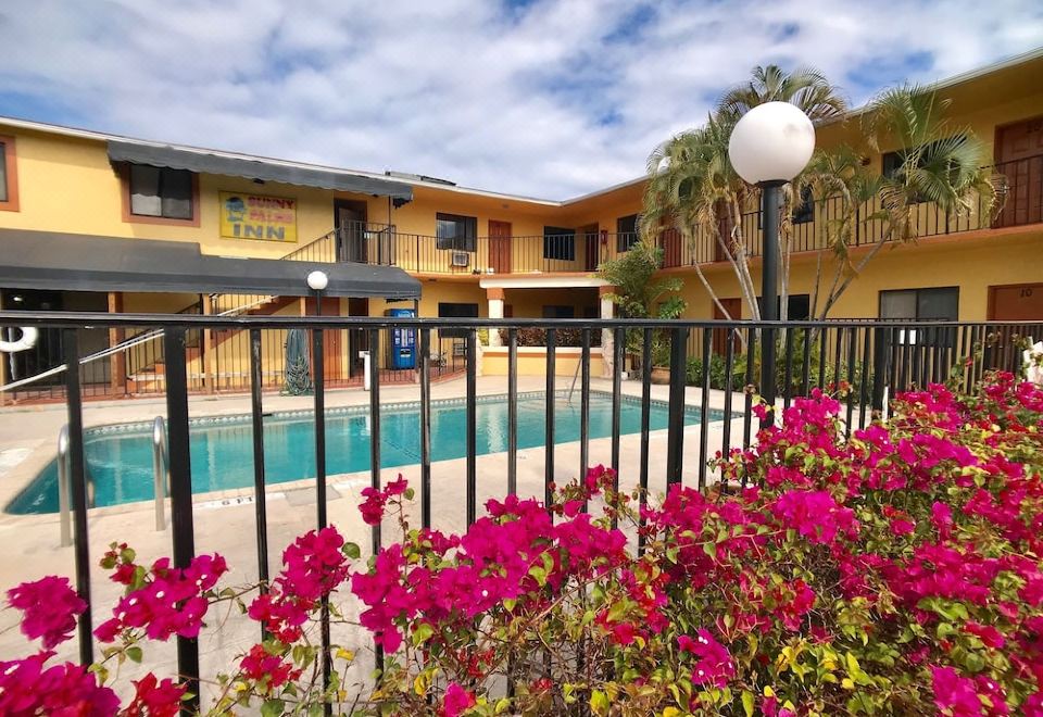 Hotel Sunny Palms Inn, Leisure & Recreation, Outdoor Swimming Pool